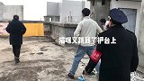 橘狸花33楼外墙楼沿死命呼救：太高了，快救救我！