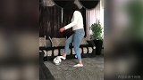 这个球踢得太费钱了!她在家里颠球结果出乎意料