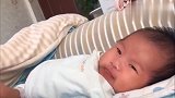 小宝宝这是有多不耐烦啊，躺在床上立马就不开心，小表情好逗啊！