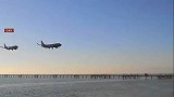 用延迟摄影拍的大飞机空中表演