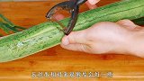 炒丝瓜时，直接下锅了就错了，难怪丝瓜发黑没食欲，早懂早受益