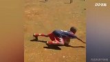 非洲哥们儿踢球从小这么野 带了两脚就往球上趟