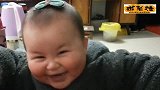 宝宝第一次扎小辫子，被妈妈用歌声夸，笑的自己都站不起来