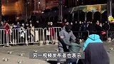 跨年夜无人机取消表演，观众起哄男子下跪道歉？目击者：有人等到凌晨
