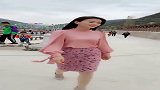 最近这个美女火了，粉色衬衣搭配半身裙气质出众