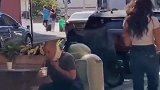 男同胞的爱好永远都是这么一致，就是脖子扭了，也不耽误看美女！