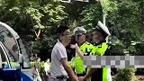 保安先怒扇游客耳光，遭到猛烈反击，脸上的表情温和多了