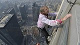 法国“蜘蛛侠”徒手爬上153米摩天大楼 曾挑战张家界天门山