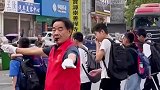 目睹学生出车祸，老师在事发地站岗16年