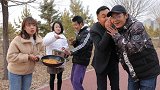 俩美女卖饭，一个干净一个邋遢，没想这收入差别也太大了