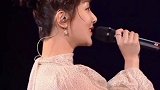 肖战 杨紫 同台演唱，这画面也太养眼了吧，演唱结束，杨紫还给肖战加油！