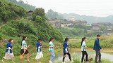 扶贫书记“不务正业”每天带7个姑娘拍视频 一年后却带全村脱贫