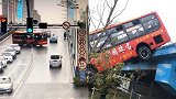 监控曝光！江苏宝应一公交横穿路面坠桥 车身45度悬半空