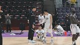 【PP体育在现场】都是哥们儿！周琦赛前与刘志轩李晓旭寒暄