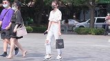 牛仔裤选择宽松还是紧身的，是搭配平底鞋，还是选择高跟鞋