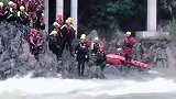 消防员救援训练，直接跳进激流中