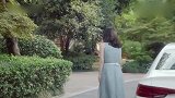 亲妈一身名牌裙美翻，女儿素颜背带裤，比亲妈还要美。