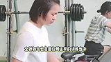 全红婵现身全运会百日誓师大会，认真跟读表情严肃，晒黑长胖状态大变