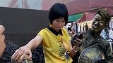 和铜人大哥合照就算了，美女你这算是什么造型，一旁的铜人表情都