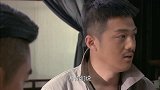 大伙怀疑小伙是奸细，质问他到底藏了啥东西，小伙当场将东西拿出