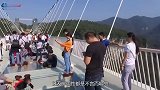 网红玻璃桥已经变为“偷窥桥”景区管理员我们也没办法