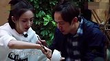 何炅搜罗佟丽娅的剩饭吃，称：我怎么会嫌弃你！