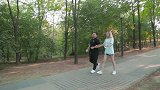 老同学公园相见互相攀比，结果坑惨自个老公，对话一句比一句逗
