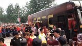 中超-17赛季-华夏球迷迎接球员下大巴 高声呼喊为球员加油-新闻