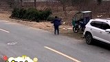 孩子跟着爷爷上山下地，追逐的脚步显得格外欢乐