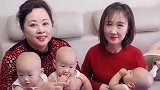 妈妈一胎生了三胞胎儿子，这下奶奶天天乐的不行，太现实了