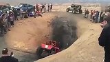 掉进深坑的越野车，一脚油门以为没戏了，几秒后才知什么是霸气