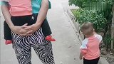 双胞胎兄弟想要奶奶背，奶奶只能这样做，也真是太为难奶奶了