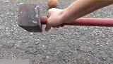 用锤子砸椰子会发生什么
