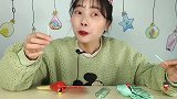妹子拆箱吃趣味孔雀吸管乐糖果，能开屏，嘟嘴吸超酸