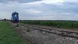 火车也越野这么烂的铁路见过么？老外：我骑自行车都比它快！