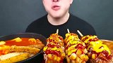 吃辣芝士香肠和热狗棒，吃得太香了！