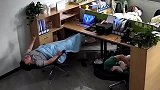 男子办公室午睡，突然摔倒惊醒其他人