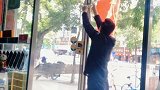 刚一个小哥到店里卖国旗说15一个 老公二话没说给了他二十 立马挂到店里瞬间高大上 祝我们的国 繁荣昌盛！