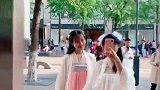 这两位古装小姐姐也太可爱了吧！拍照也能这么活泼！