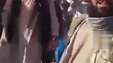 塔利班释放政治囚犯，犯人出来后激动亲吻士兵阿富汗