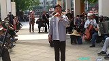 这位大叔唱的歌曲《再见了大别山》；动听的歌声，让观众沉醉