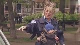 外国搞笑恶搞：女警察带宝宝查证件，结果宝宝呕吐，车主纷纷傻眼