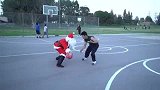 圣诞老人忙中偷闲 篮球场大秀街球技巧