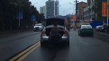 男子坐后备箱手拉斗车招摇过市 民警：罚！