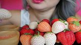 看看外国女人怎么吃草莓