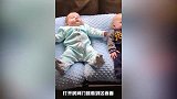 妈妈早上看双胞胎睡醒没有，一开门看到这画面，爸妈都笑惨了
