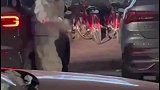 女子深夜得知儿女高烧不退，无药可用，深夜街头情绪崩溃