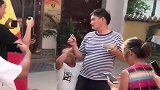 大衣哥端着碗出来吃饭，村里人都围着拍，见怪不怪了！