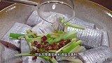 炸带鱼有人放面粉有人放淀粉，其实都不对，下次你就像我这样吧