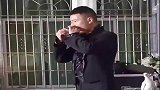 大哥表演气球变鸽子，大家能看出破绽吗